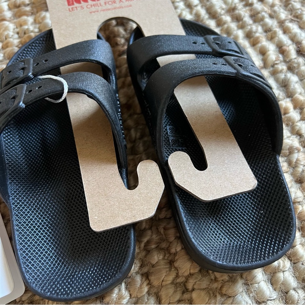 NWT Freedom Moses Black Slides Sandals Kids 8-8.5 - Picture 2 of 7